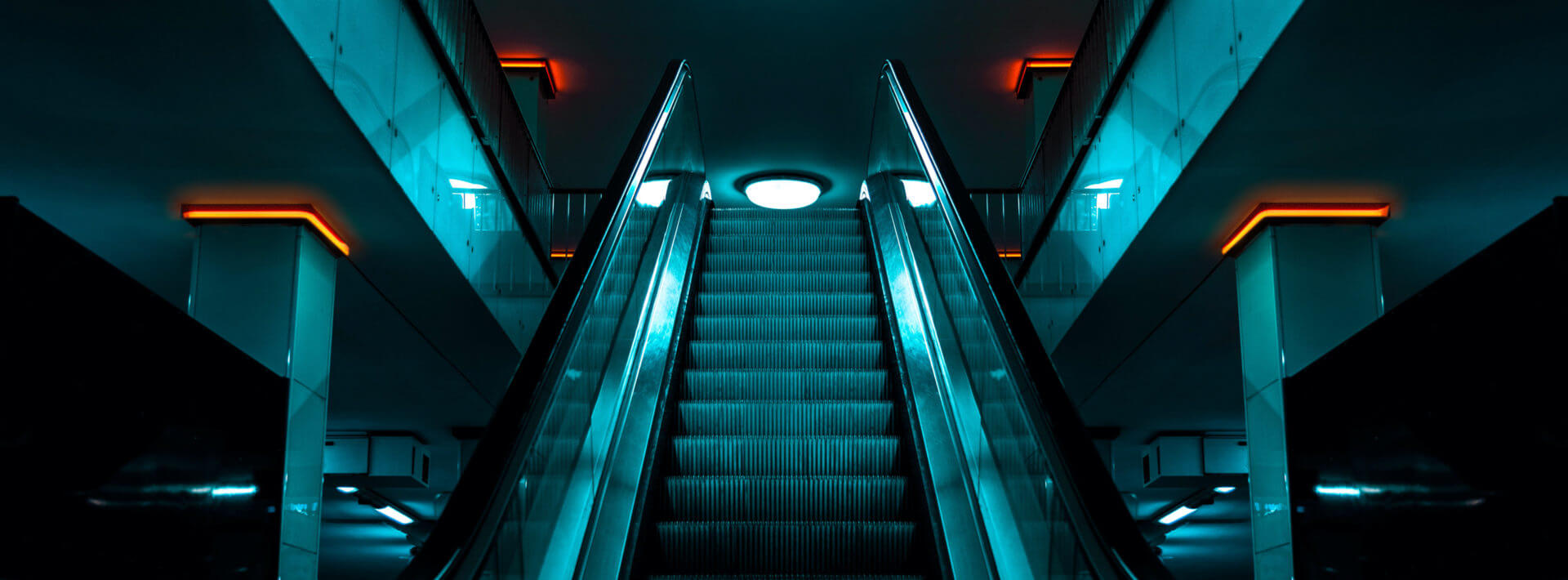 Aufsteigende Rolltreppe als Sinnbild für Venture Building
