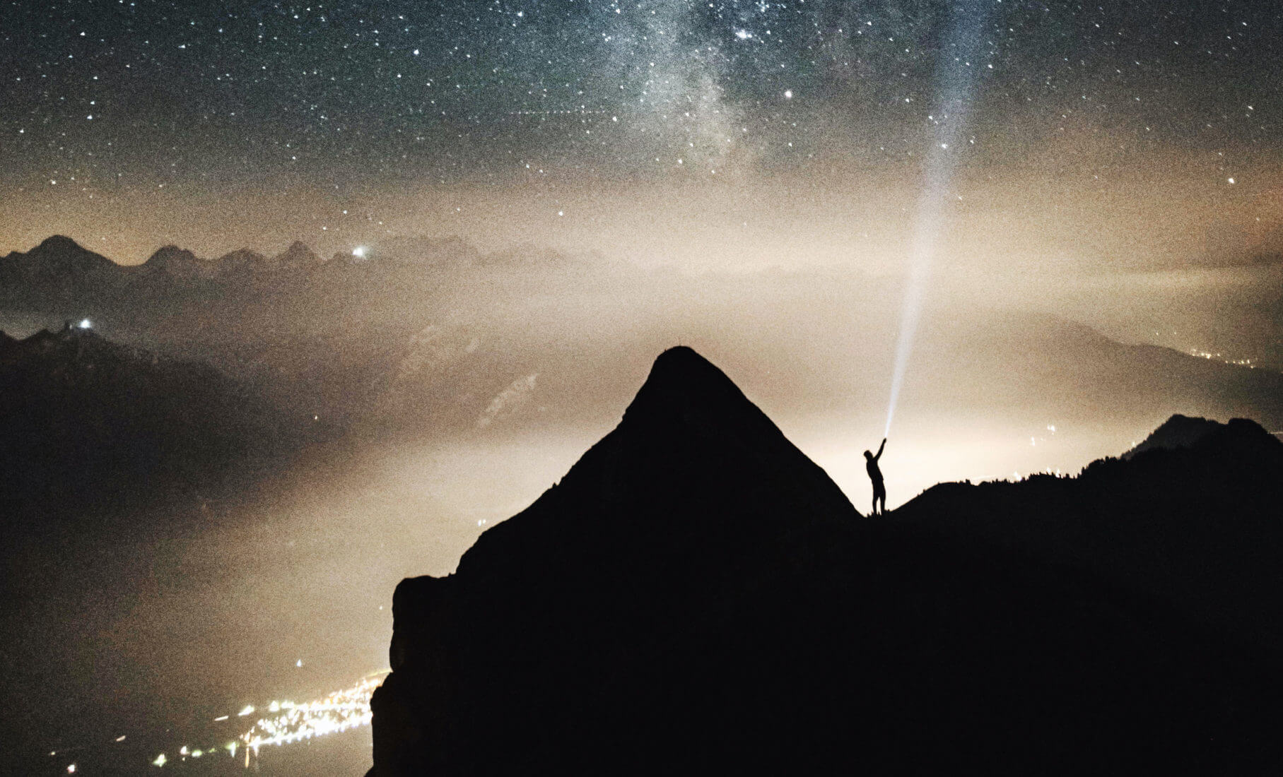 Digital Leader auf Berg leuchtet in die Nacht