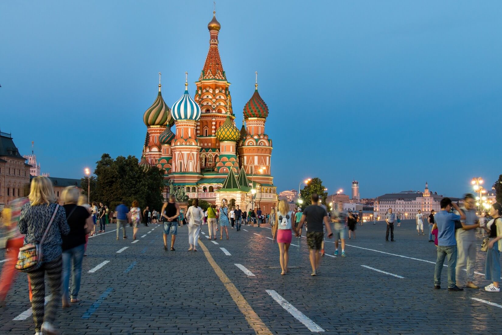 Menschen laufen in Moskau über den Roten Platz, wo viele Russen mit Yandex statt Google im Internet suchen