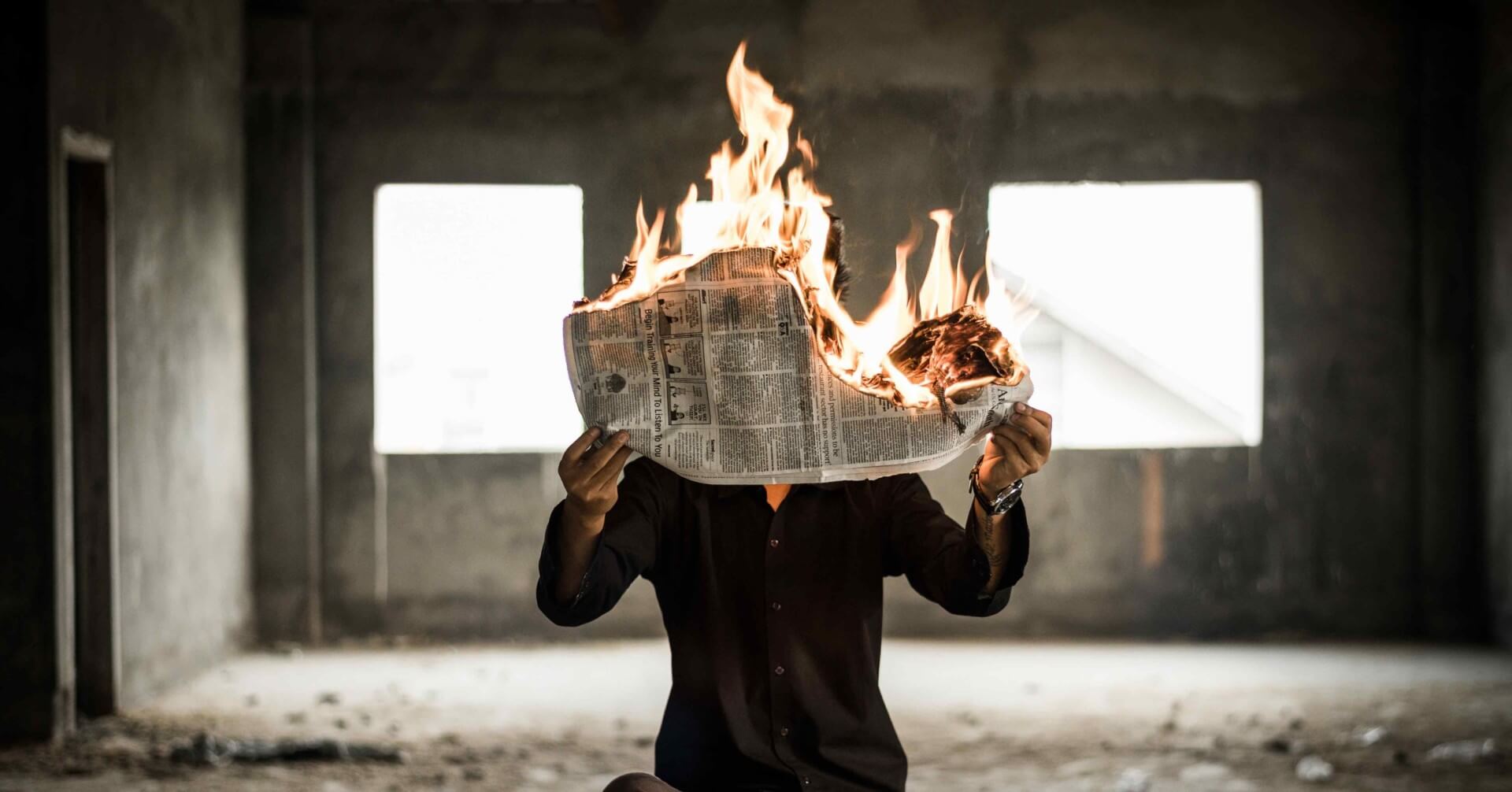 Marketingmanager liest brennende Zeitung