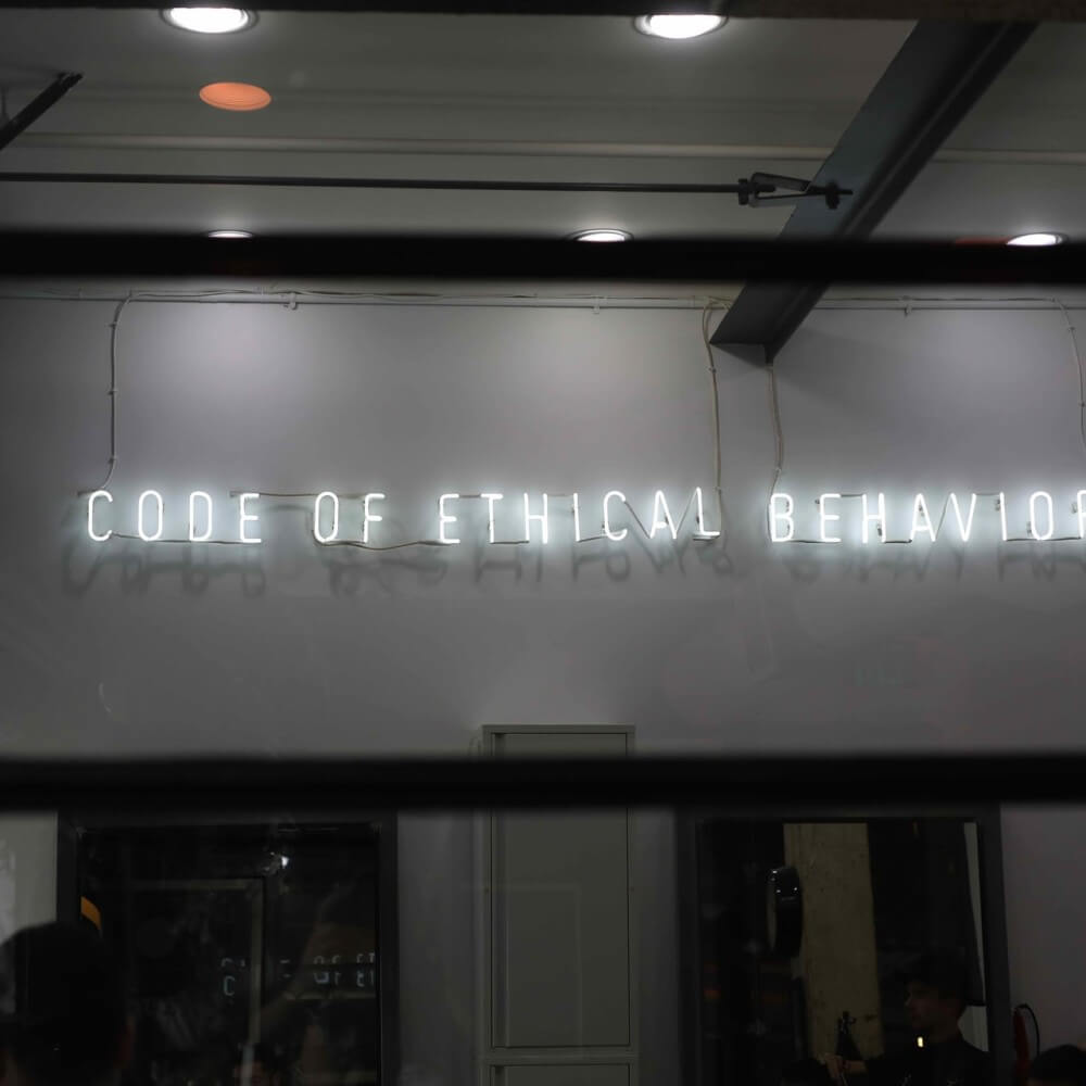 Leuchtschrift Code of Ethical Behaviour als Symbolbild den Ethical Shopping Hub