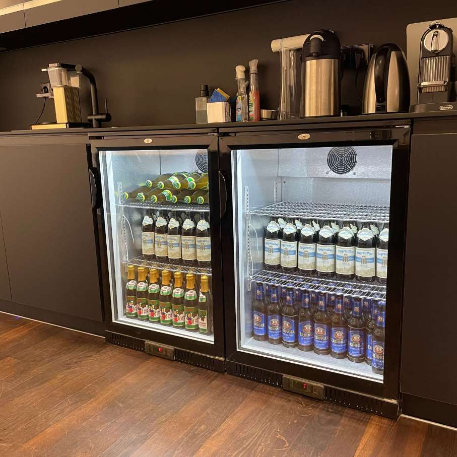 Kühlschrank mit frischen Getränken im WEVENTURE Office