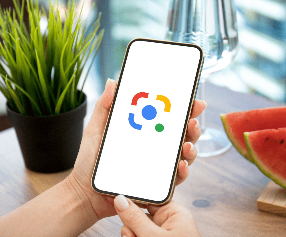 Multisearch: Smartphone mit Logo von Google Lens