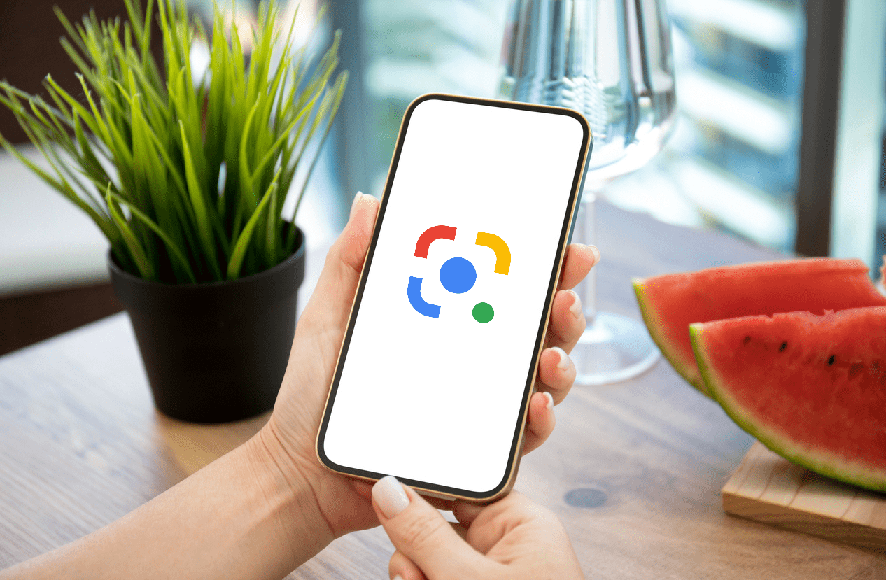 Multisearch: Smartphone mit Logo von Google Lens