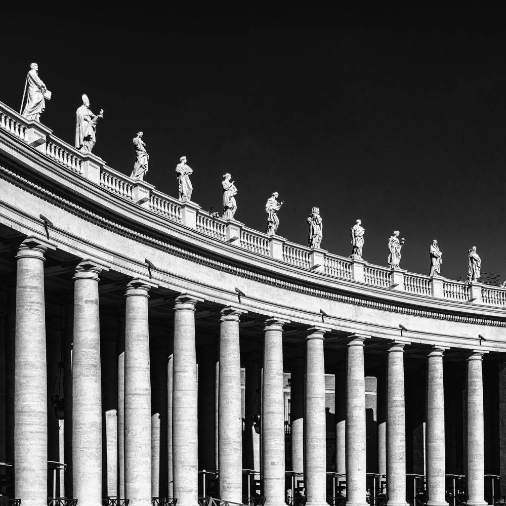 Schwarz-weiße Säulen am Petersplatz als Symbolbild für Pillar-Content