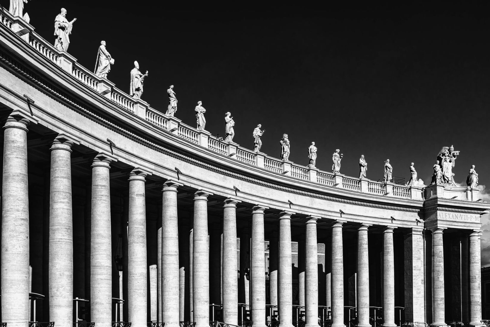 Black and white columns in St. Peter's Square as a symbol for Pillar Content