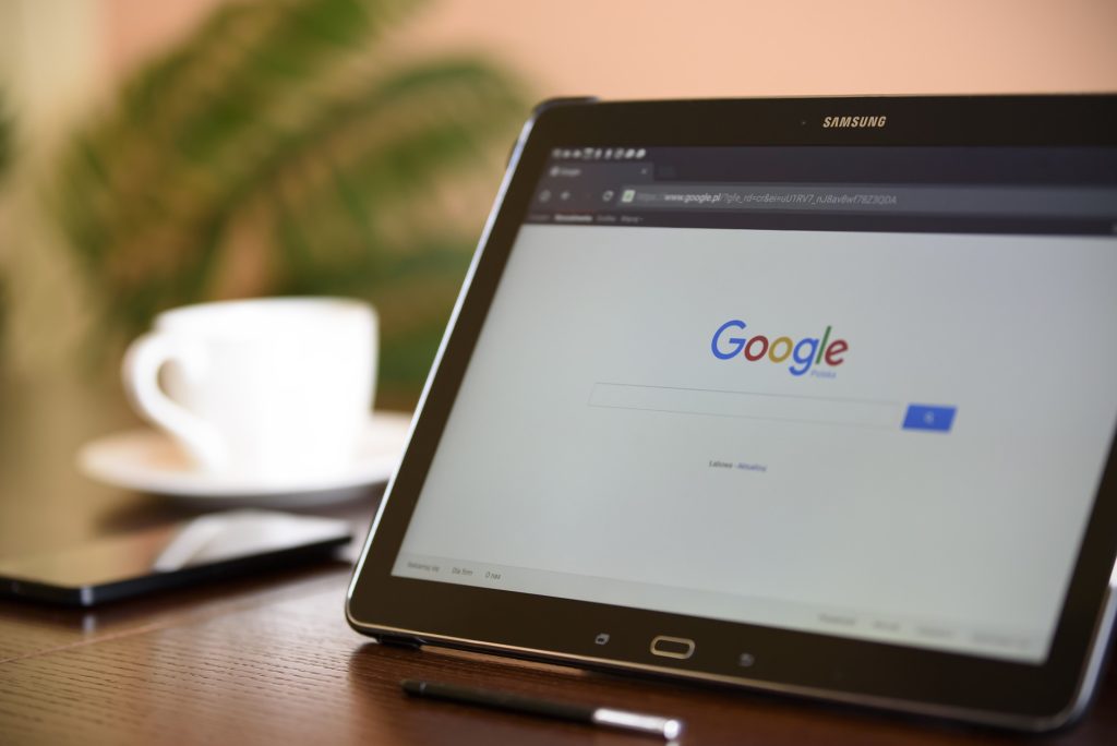 Ipad mit Google Suche als Symbol für Suchmaschinenwerbung