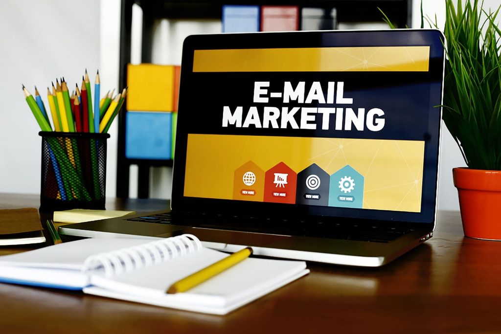 Laptop mit E-mail Marketing
